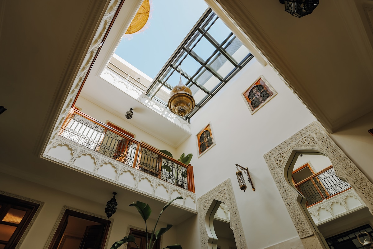 Intérieur luxueux Dar Calaa, salon marocain élégant