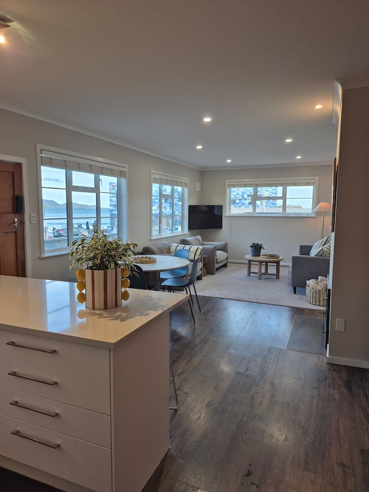 Wake & Wave Coastal Retreat - Beachfront Lyall Bay - Wellington