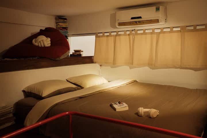 ที่นอนขนาดคิงไซส์ 1.8x2 ม. หมอนขนนก และเครื่องปรับอากาศ 