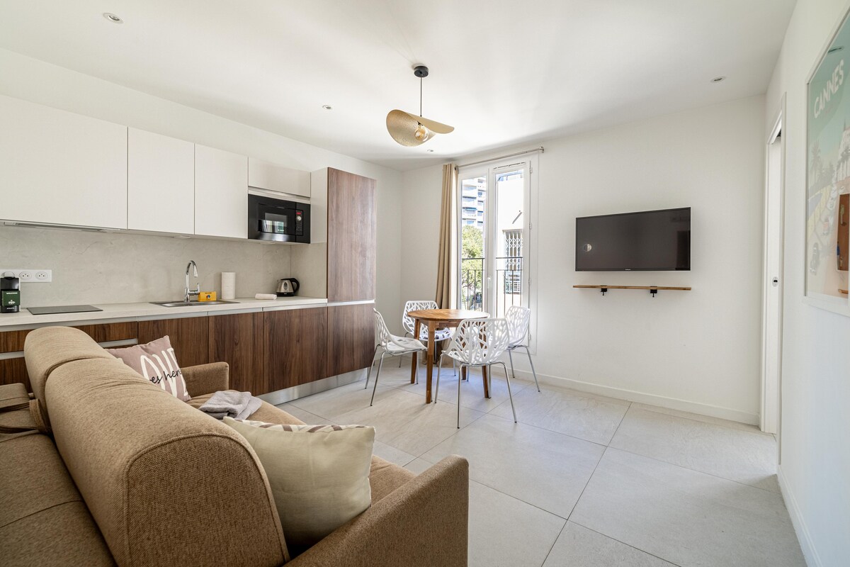 Popular Airbnb listing: Luxurious 2 bedroom penthouse with roof terrace in Cannes