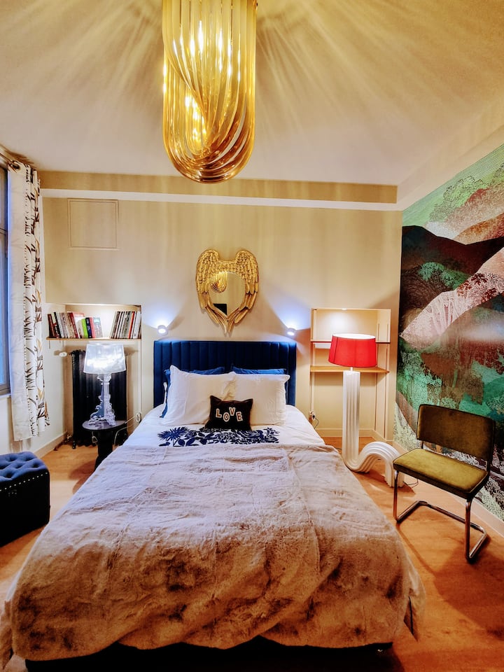 Chambre de charme : plongez dans un décor artistique et des lumières chaudes pour des nuits reposantes !