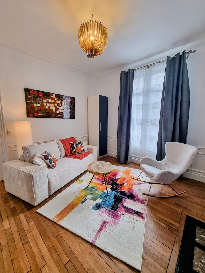 Salon : l'art vibrant et le décor chic créent un espace idéal pour se détendre et socialiser !