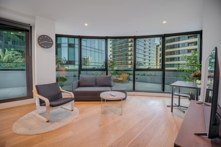 Luxury 2br Skyhome | Huge Balcony + Rooftop Pool - Box Hill
