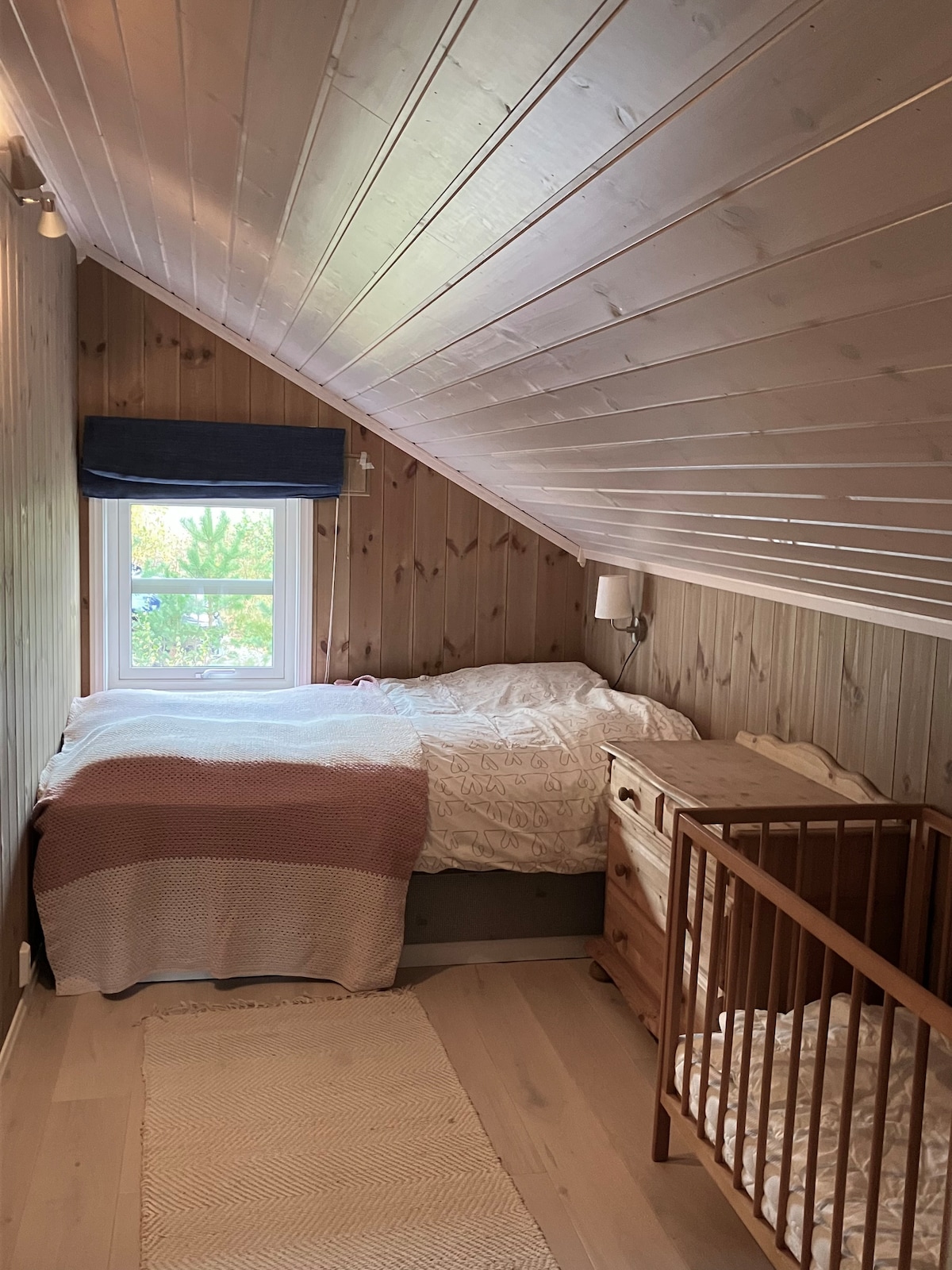 150厘米宽的床和婴儿床