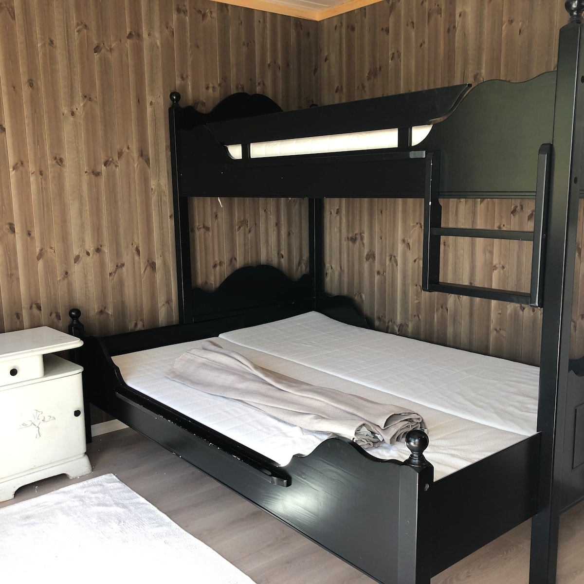 附属建筑内有5号卧室，配备3张床。 附属建筑采用面板加热器加热。 