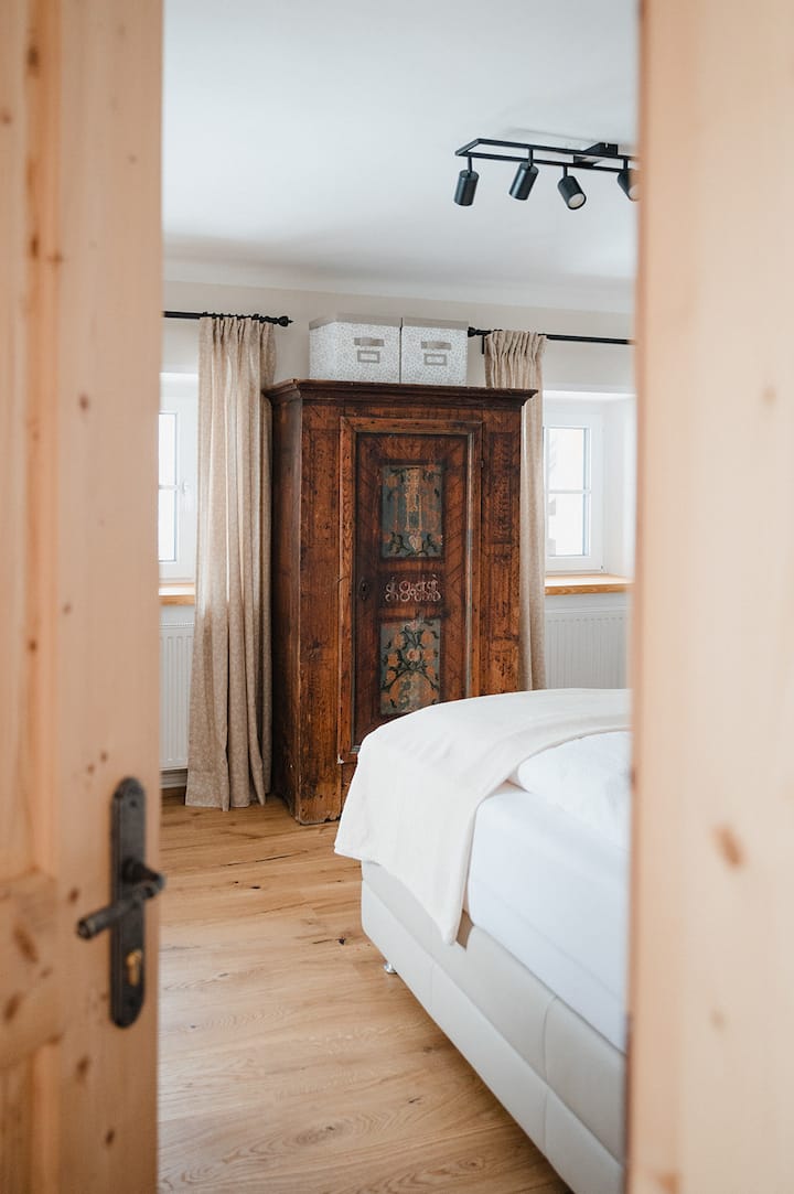 Овој плакар може да раскаже доста приказни.