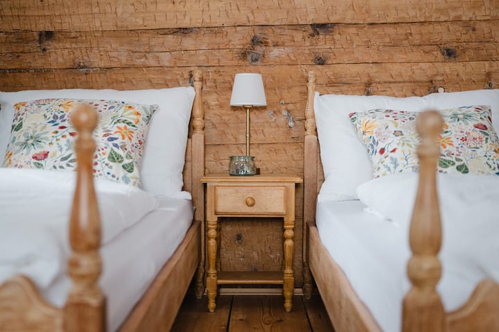 Оваа спална соба е свртена кон југозапад, со 4 прозорци и многу дневна светлина.   Историјата на фармата е видлива во собата; стариот под и ѕидовите од трупци се откриени и љубовно реновирани со многу страст. 