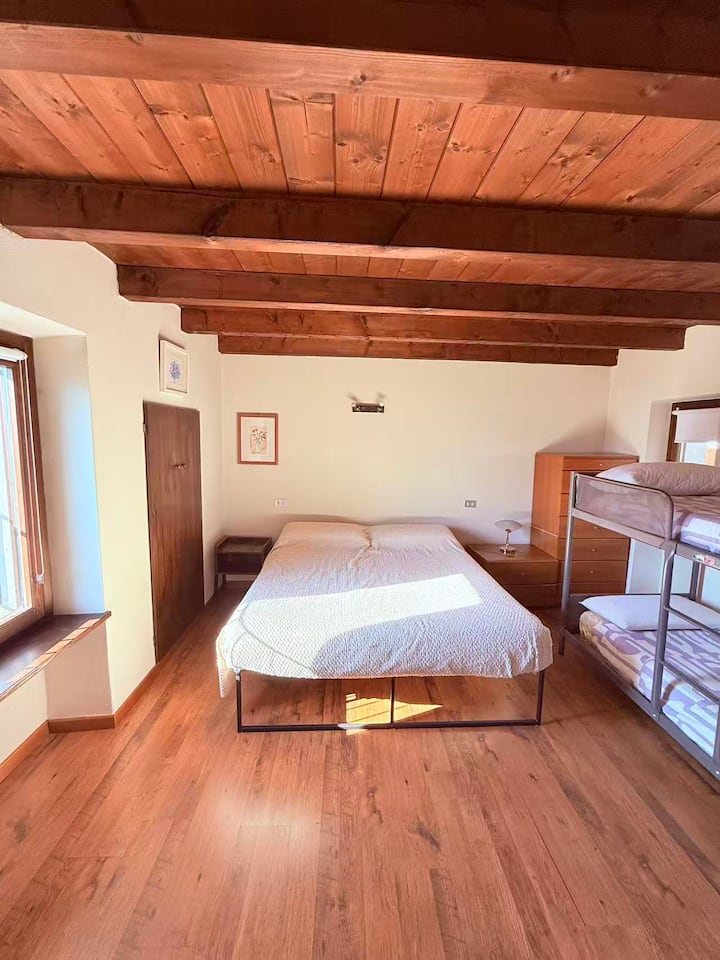 Un letto matrimoniale e un letto a castello