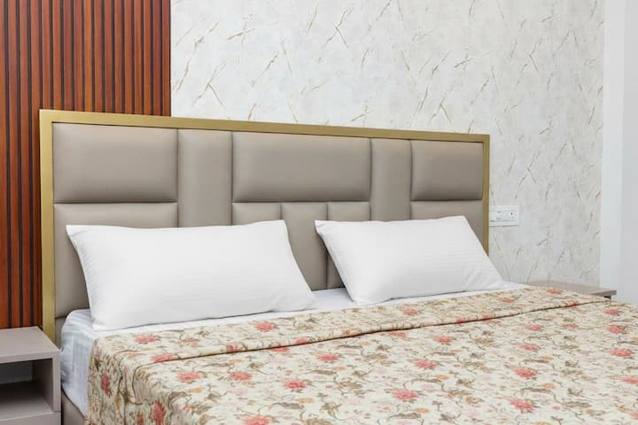 Брачен кревет (широк 150-179 см), со душек со пружина од 8 инчи, работна соба, масичка за облекување, целосна гардероба и приклучена бања. 