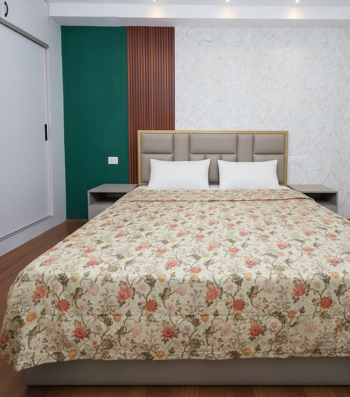 Брачен кревет (широк 150-179 см), со душек со пружина од 8 инчи, работна соба, масичка за облекување, цел плакар и приклучена бања. 