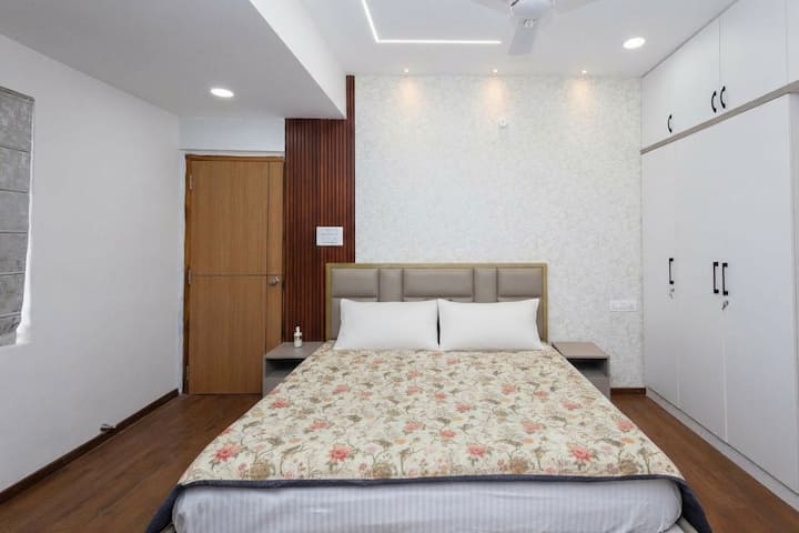 Брачен кревет (широк 150-179 см), со душек со пружина од 8 инчи, работна соба, масичка за облекување, цел плакар и приклучена бања. 