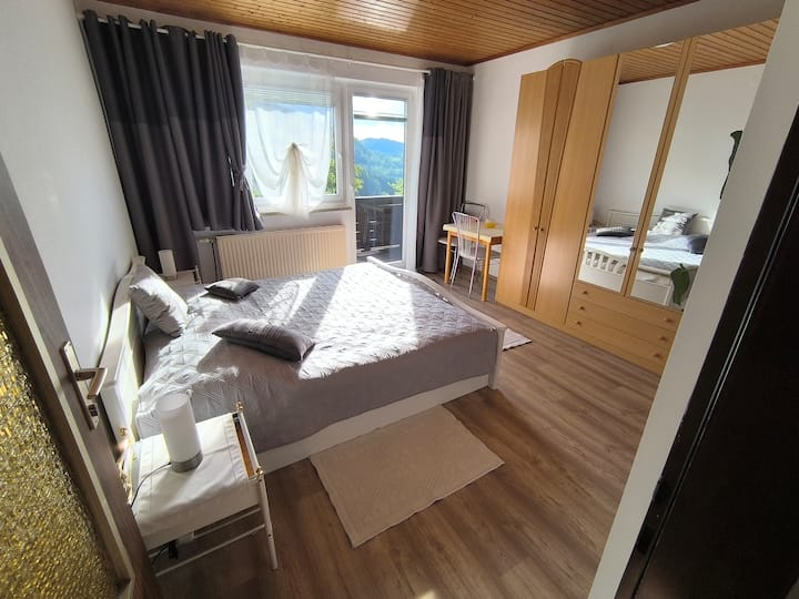 Dhomë e madhe ballkoni, kati i sipërm (me pamje nga lugina)