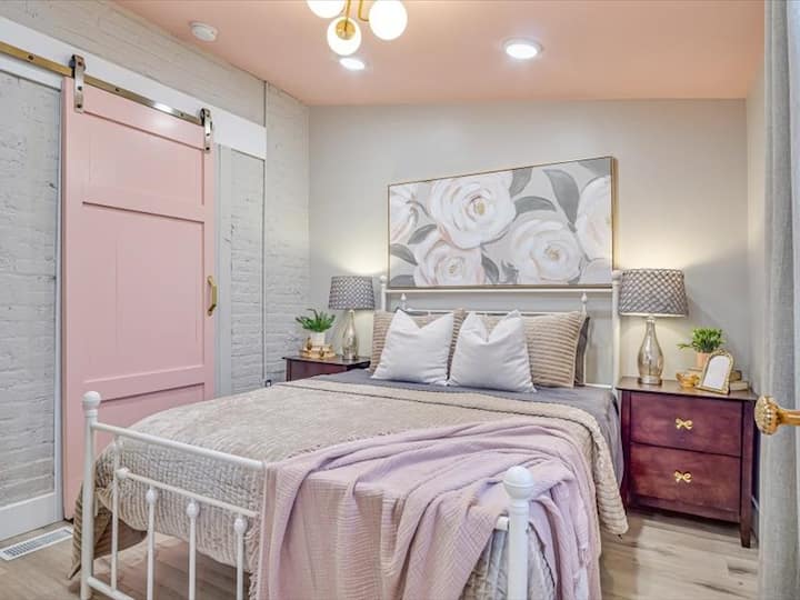 Relaksohu në një krevat dopio "queen" me çarçafë luksozë dhe një komodinë prej pelushi prej kadifeje, plus hapësirë të përshtatshme në komodinë.