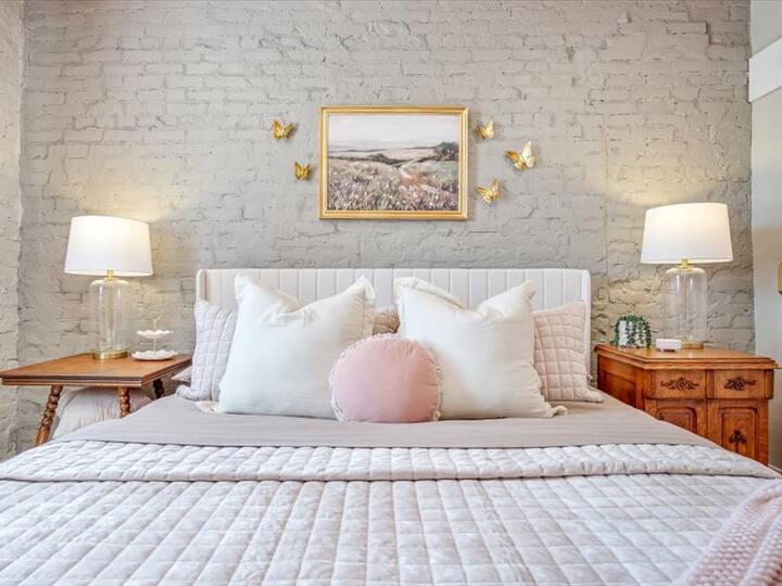 Krevati ynë dopio "king" ka çarçafë të pastër dhe një komodinë prej kadifeje prej pelushi për një qëndrim të rehatshëm dhe elegant, me dekor mbi krevat të sjellë me dashuri nga shtëpia e gjyshes sime.