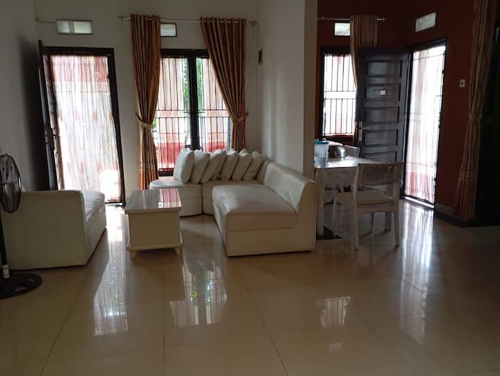 Rumah Belakang Koki Sunda  Jl Sudirman Tengah Kota - Pekanbaru