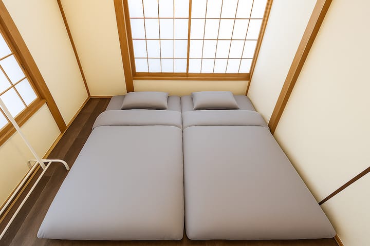 1F son 4,5 tatamis.
Coloque dos juegos de futones almacenados en el armario.
