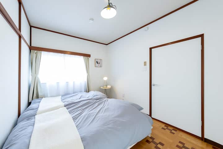 На 2 кат има 2 единечни кревета.
Исто така, може да ставите куфер во слободниот простор.