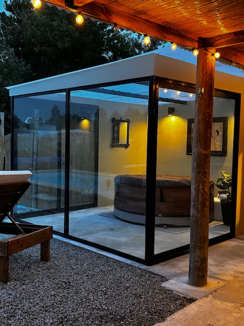 House with enclosed jacuzzi, pool and barbecue grill