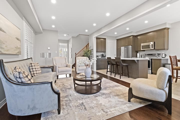 Bright 5br Family Escape | Cozy Main Floor Suite - Milton