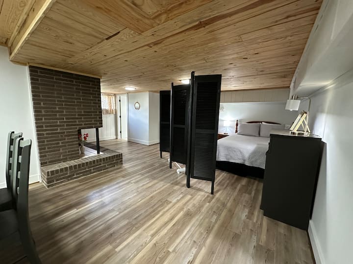 Cama queen en el sótano