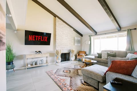 Successful Airbnb property: Family Stay |Sleeps12| Modern Home w/Relaxing Yard in Midway City
