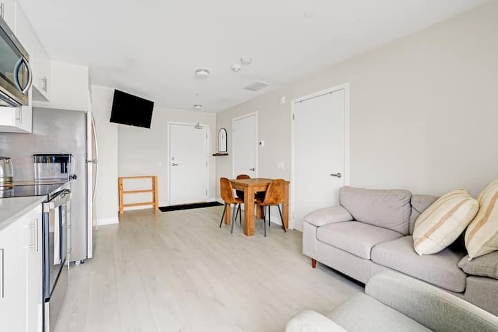 Clean Modern One Br Condo | Full Kitchen, Laundry - Oakville