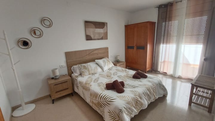 Room with a 150 x 200 cm bed, private bathroom, and a door leading to the terrace.