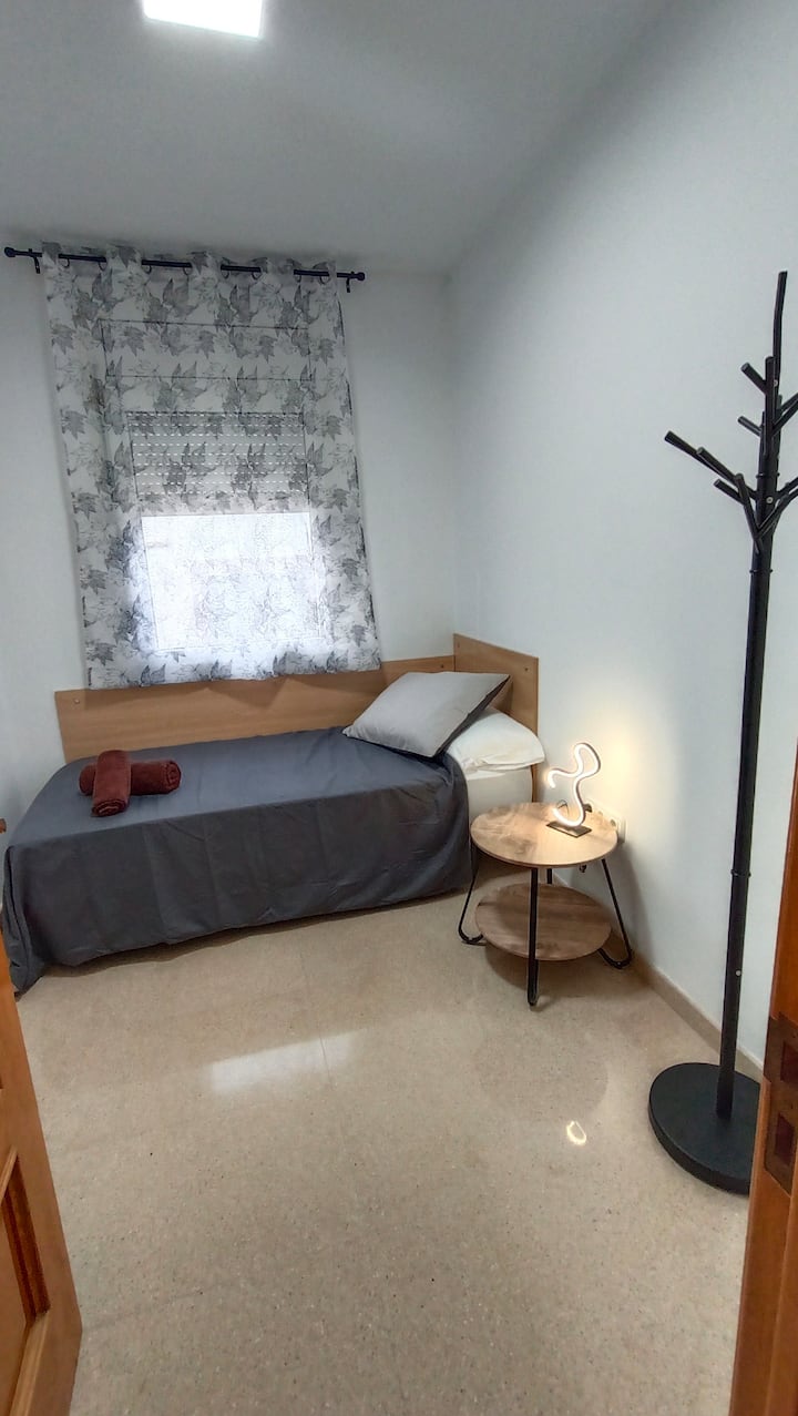 Very nice single room. With a window to the terrace.