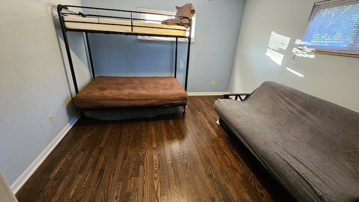 Soba na kat s krevetima koji nisu namješteni na dolasku: posteljina se nalazi u ormaru.