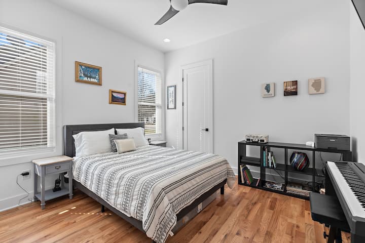 Un espacio versátil diseñado para la comodidad, con toques suaves y tonos relajantes que lo convierten en el lugar perfecto para relajarse después de un día en Music City.