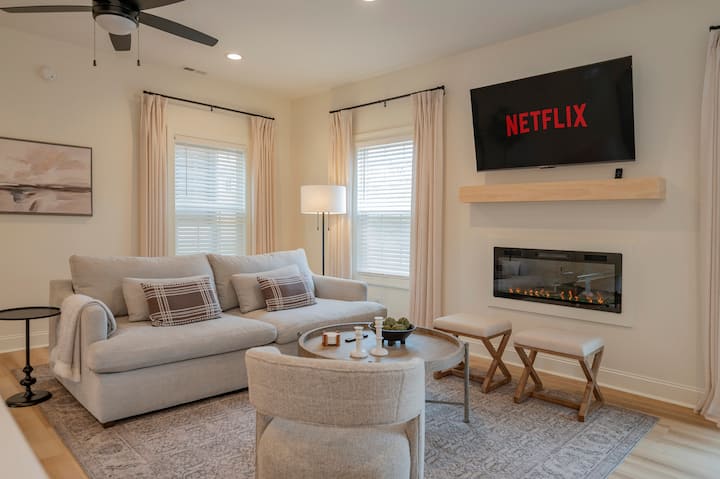 Stylish New Build | 3br Townhouse | Master Bdr Tv! - Lynchburg, VA