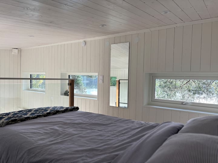 Lala na mazingira ya asili na maji jirani. Madirisha mengi huingiza mazingira mazuri na hutoa mandhari katika pande zote, lakini eneo la faragha na linalolindwa.