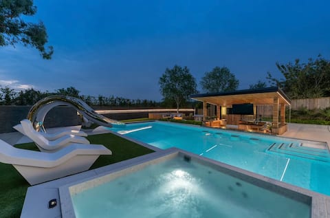 Marbella style mansion POOL HOT TUB, bar, games 16