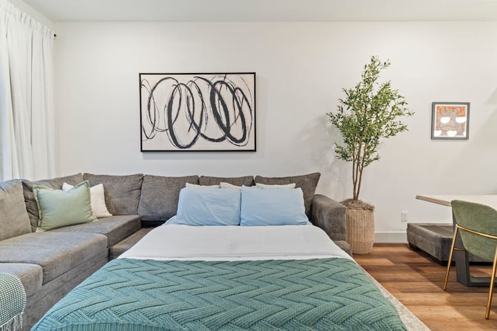 Лесно преобразуване на секционния диван в двойно разтегателно легло