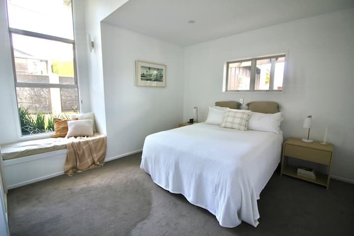 Брачен кревет (широк 150-179 см) со гардероба. На главно ниво на живеење.