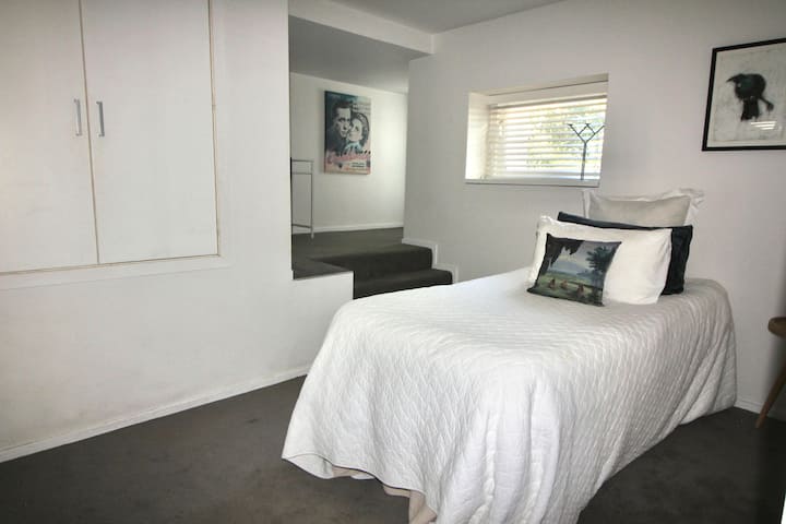 Спалната соба 4 е на долното ниво, веднаш до дневната соба на долното ниво и базенот. На ова ниво има и бања. Имајте предвид дека само што го заменивме единечниот брачен кревет прикажан на фотографијата со двоен кревет.