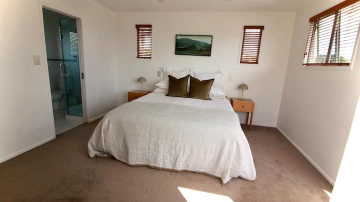 На горниот кат, главниот апартман вклучува брачен кревет (широк 150-179 см), гардеробер, сопствена бања и балкон со поглед кон пристаништето. 