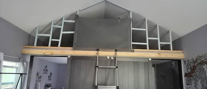 Loft cerrado que puede alojar hasta 3 niños/adultos