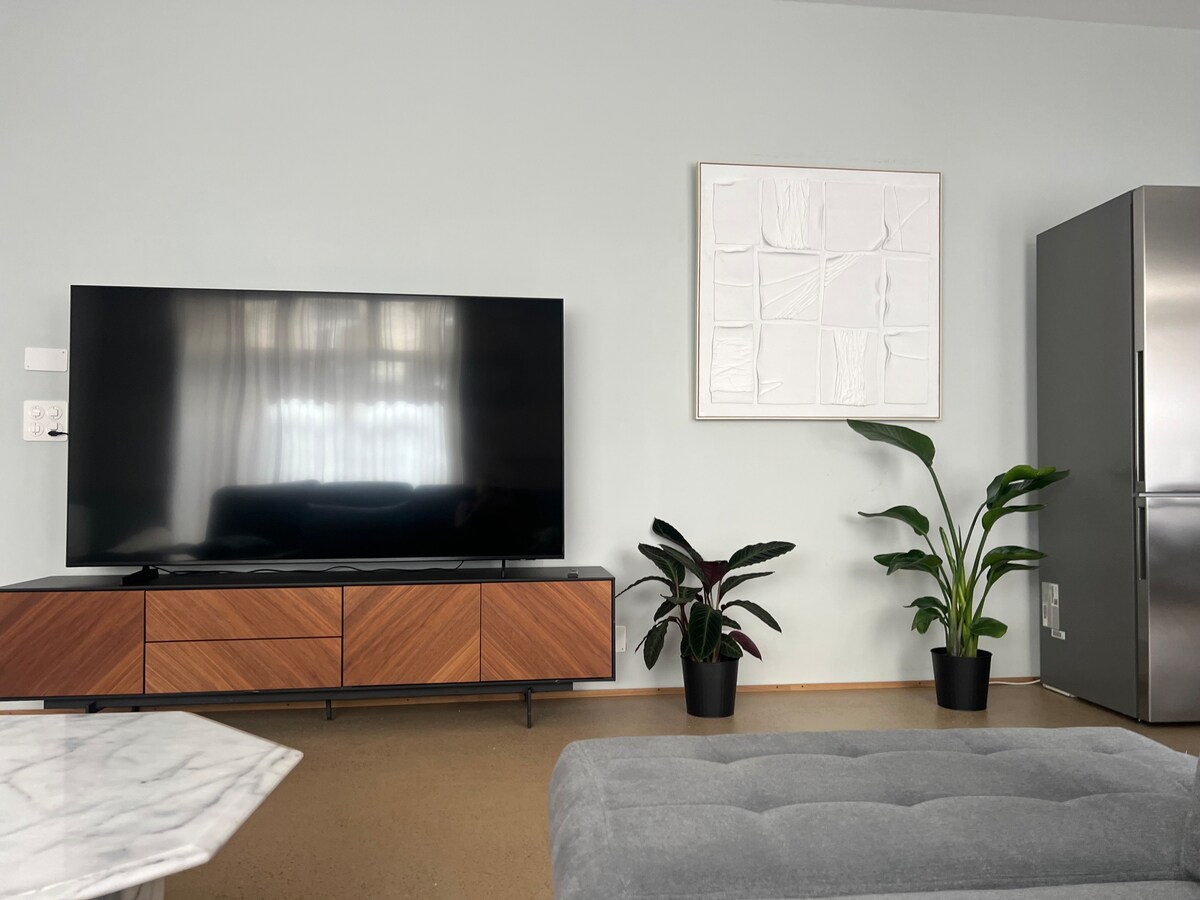 Popular Airbnb listing: Cozy Zurich Getaway | Lake Access | Private Garden in Enge