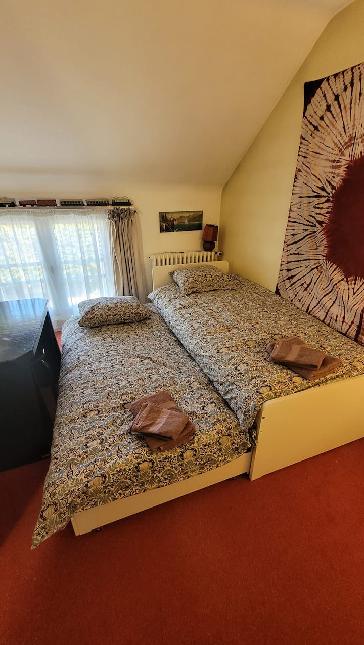 Chambre (ou bureau) avec 2 lits gigogne
