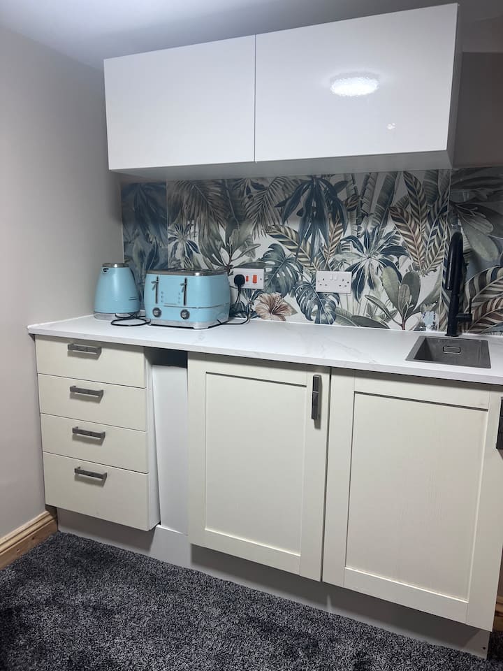 Spacious Studio Room With Private Bathroom - Huddersfield
