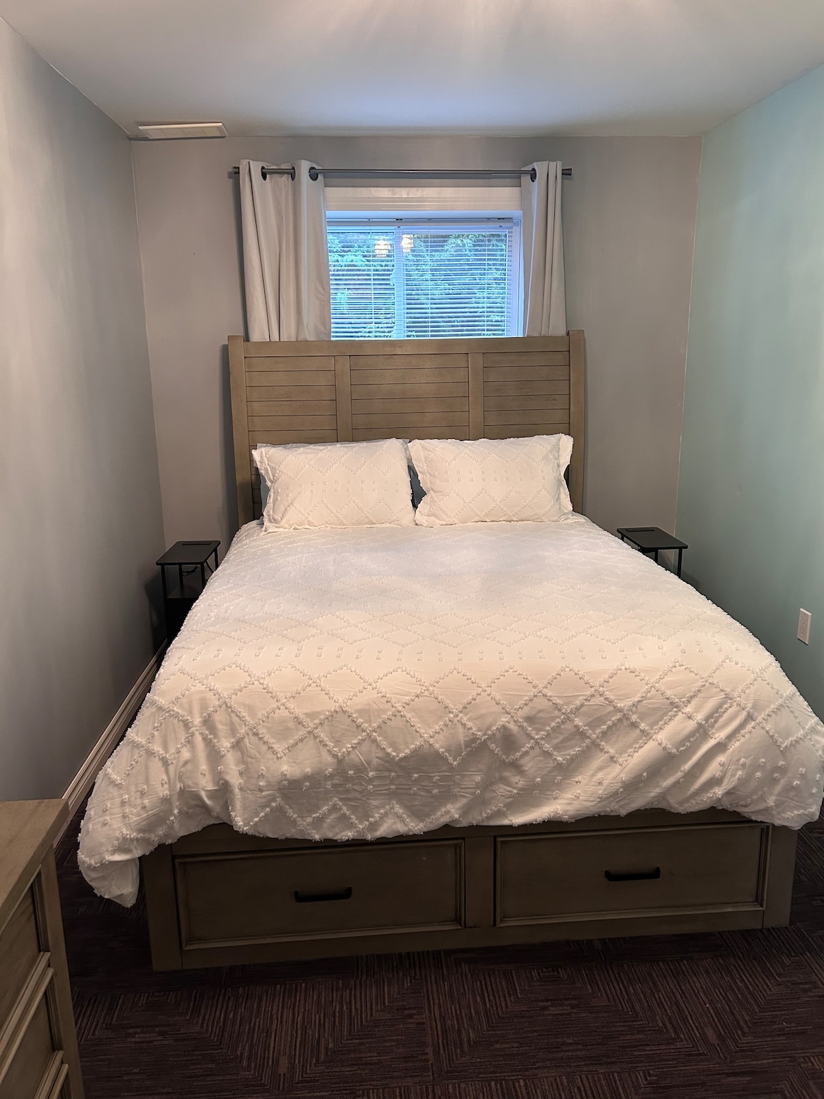 Opustite se u udobnoj spavaćoj sobi s udobnim bračnim krevetom sa svježom posteljinom, blagim osvjetljenjem i praktičnim noćnim ormarićima. Veliki prozor osigurava prirodno svjetlo, a ugrađeni spremnik pomaže u održavanju prostora urednim, što je savršeno za miran san.