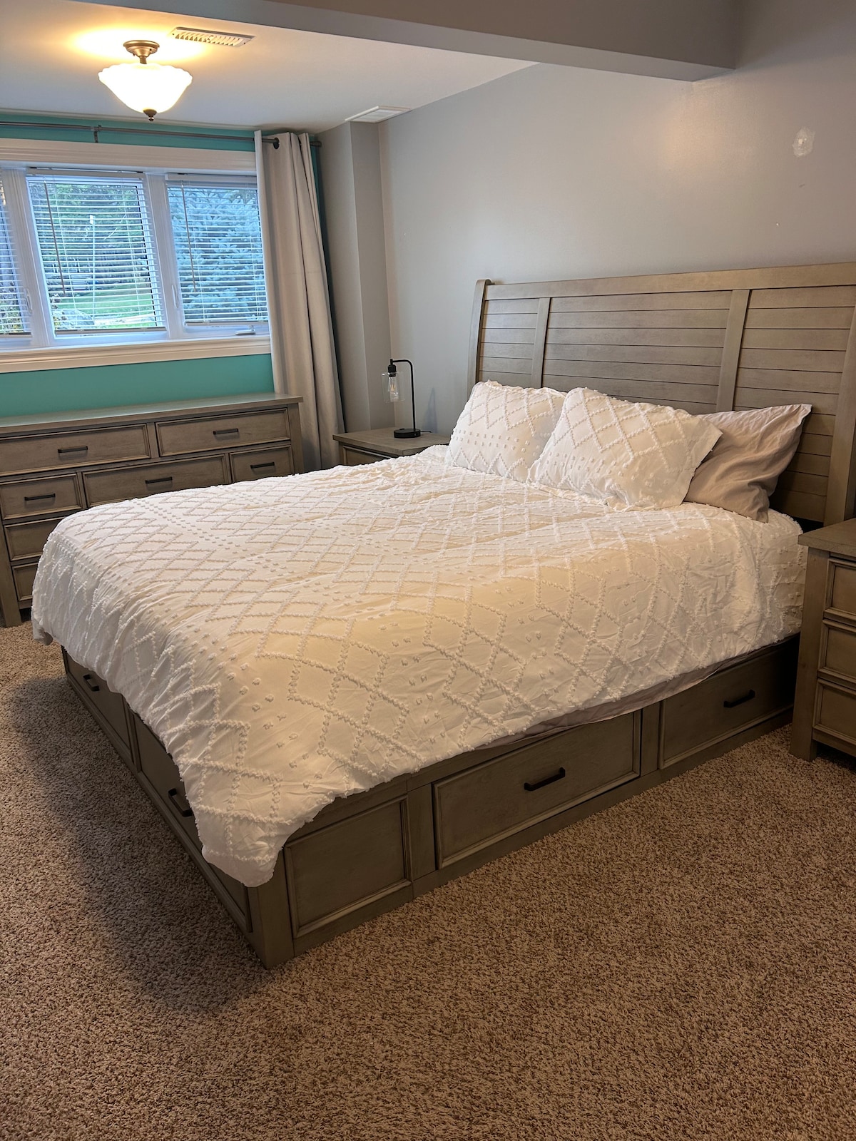 Ova prostrana spavaća soba ima luksuzni bračni krevet sa svježom posteljinom, velike ladice za pohranu i veliku komodu. Sunčeva svjetlost prodire kroz široke prozore, stvarajući svijetlo i ugodno utočište za mirne noći i opuštena jutra.