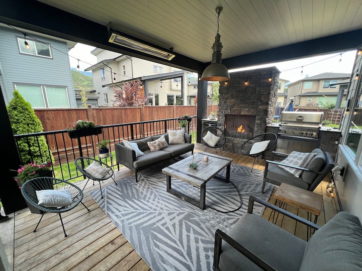 Squamish Home | A/cmountain Viewsbackyard Oasis - 스쿼미시