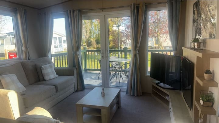 8 Birth Diamond Caravan With Decking At Southview - Skegness