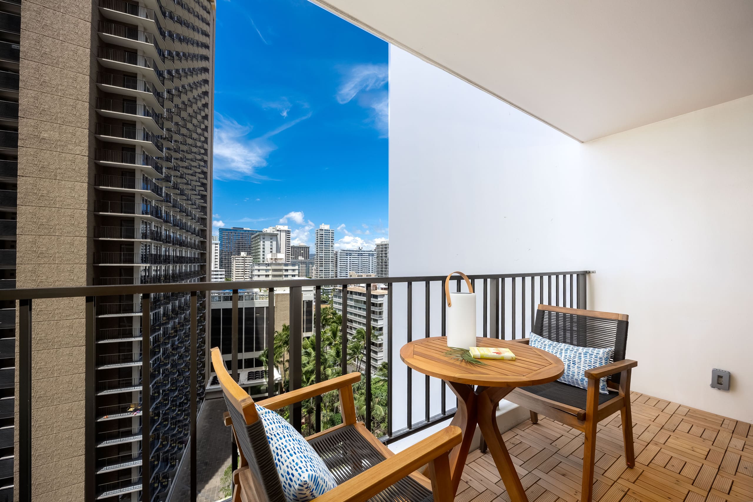 Waikiki condo w/ ocean view & beach access - Image 53