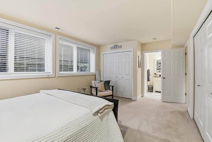 Otra vista del dormitorio principal con puerta corredera que conduce al baño completo.