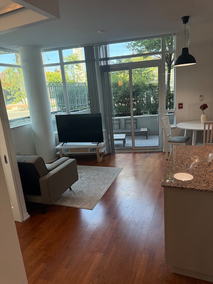 Modern 2-bed Condo | Walk To Bmo & Fan Festival - Toronto
