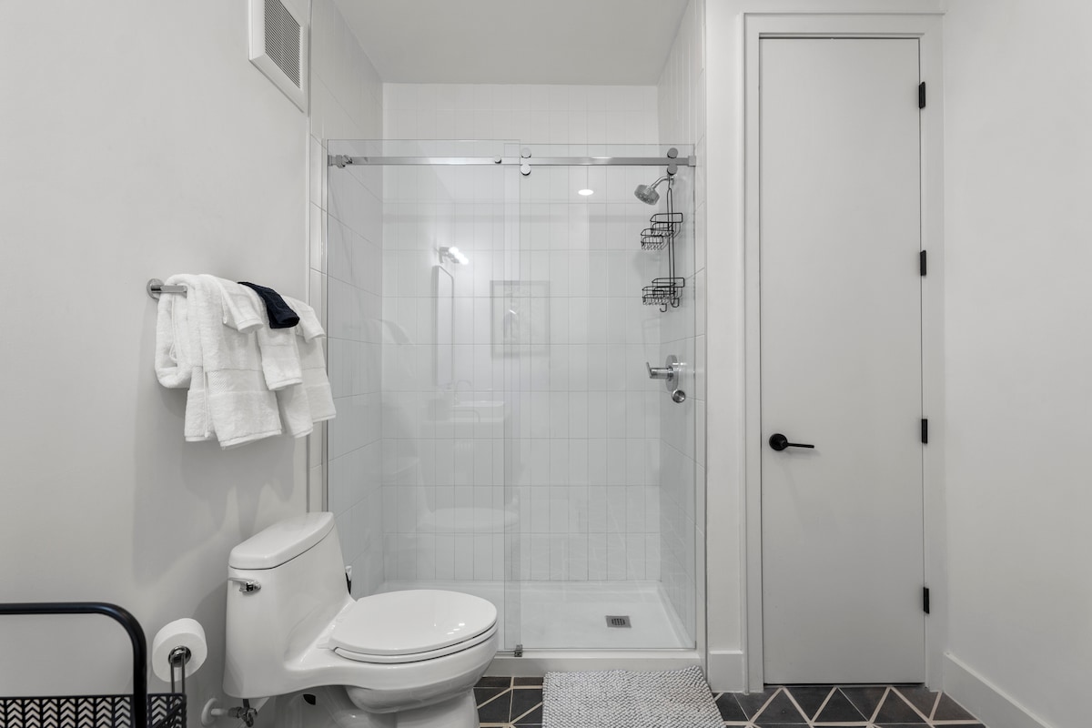 Modern Condo Near Airport + East Austin Bars