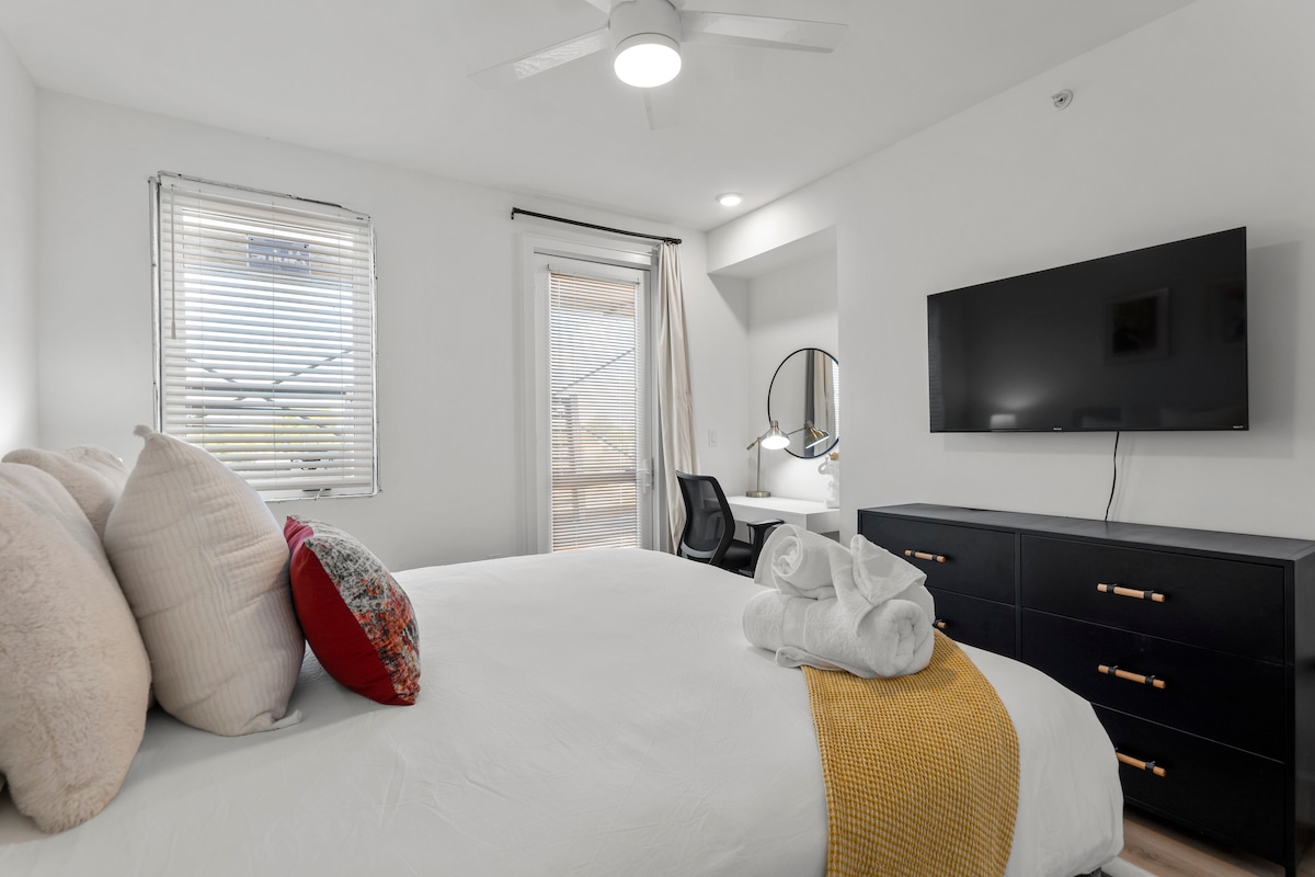 Modern Condo Near Airport + East Austin Bars